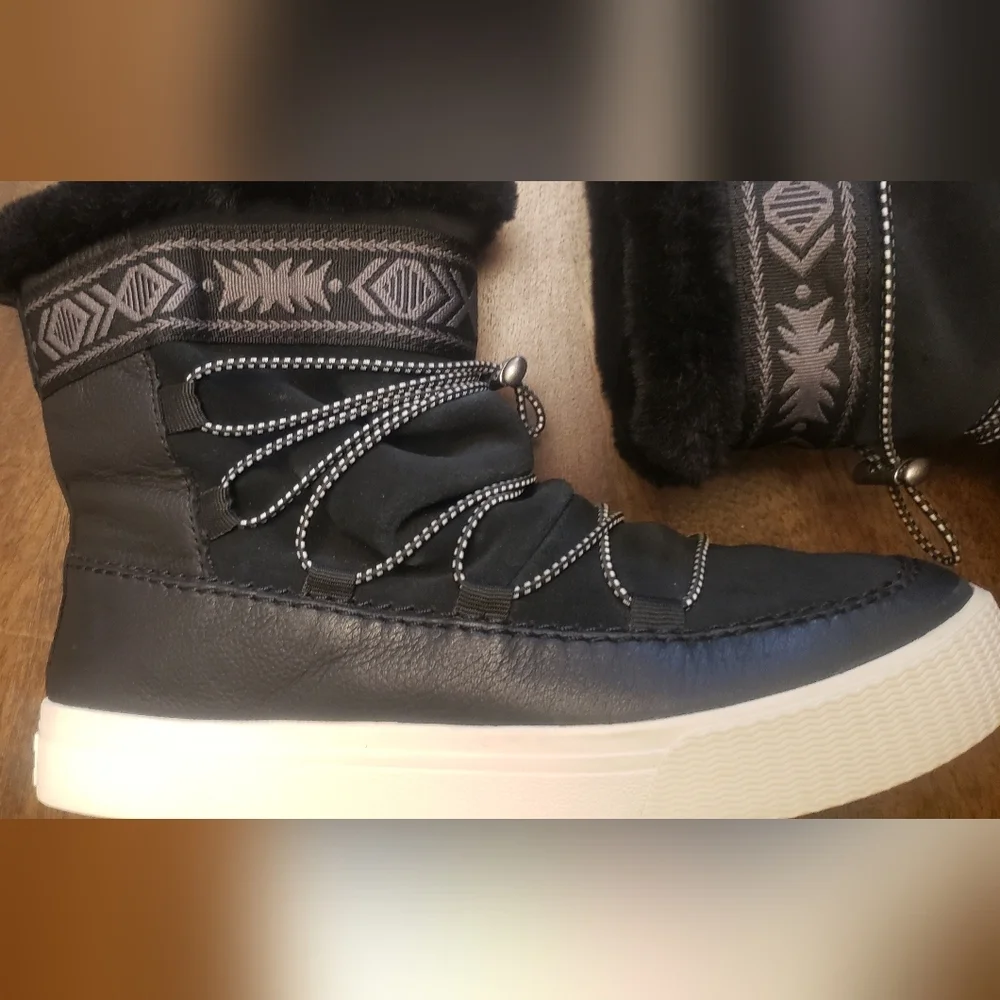 Tom's Alpine Round Toe Stylish Black Winter Boots Size 6